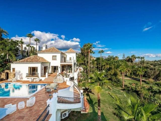 Splendide manoir de style méditerranéen avec une vue imprenable situé à Paraiso Alto