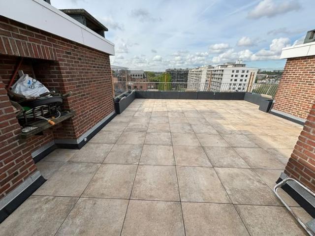 Splendide penthouse avec grandes terrasses, garage et cave