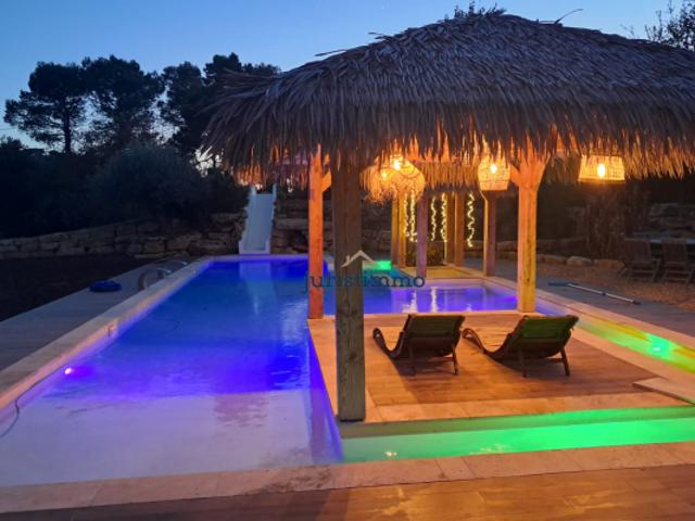 SPLENDIDE PROPRIETE D'ARCHITECTE SUR 10 000m2 AVEC PISCINE E