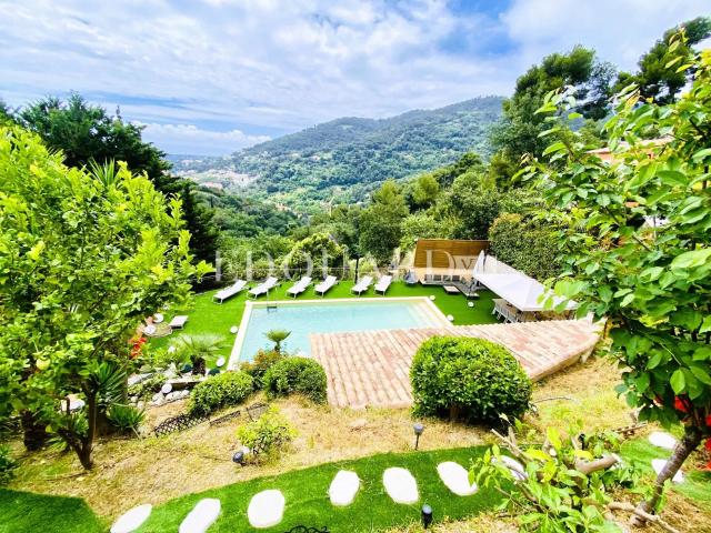 Splendide propriété de 300 m² en excellent état avec home cinéma, superbe piscine et pool house