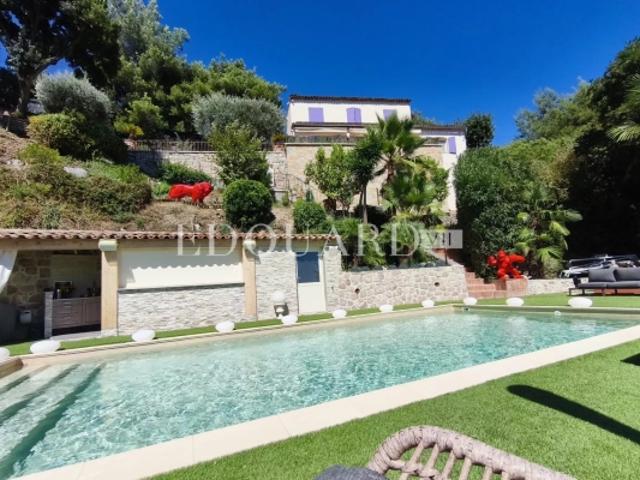 Splendide propriété de 300 m² en excellent état avec home cinéma, superbe piscine et pool house