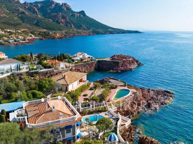 Splendide propriété pieds dans l'eau 245m² Agay