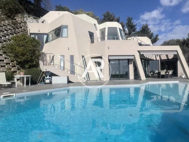 Splendide villa contemporaine avec vue mer panoramique