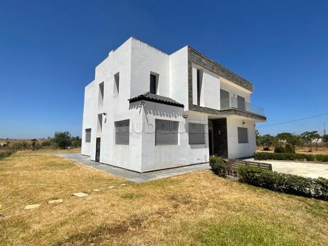 Splendide villa à vendre à Alfilline. Superficie 440 m². Porte blindée, antenne parabolique