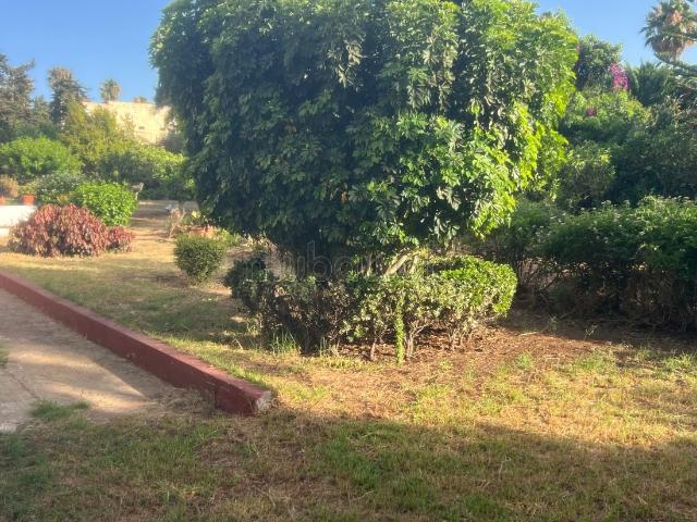 Splendide villa à vendre à Harhoura. Superficie 3333 m². Belle terrasse et jardin