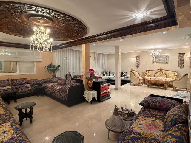 Splendide villa à vendre à Hay Haddaouia. 10 pièces. Bien meublé