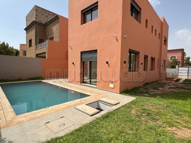 Splendide villa à vendre à Hay Targa. Surface totale 500 m². Piscine, climatisation