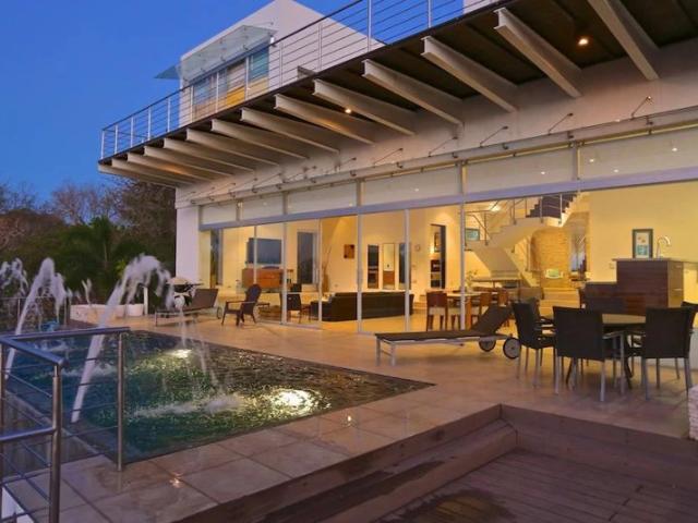 Splendide villa avec une vue panoramique sur l'océan