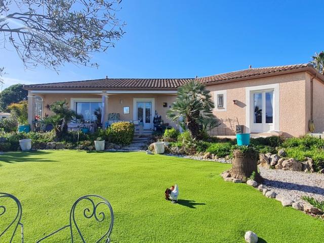 Splendide villa de 140m² avec double garages/piscine/ vue dégagée sur 1161m² de terrain