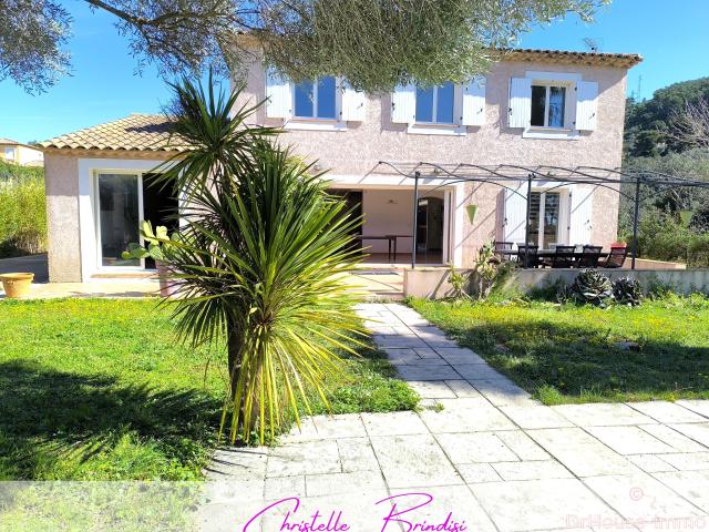 Splendide Villa Familiale 6 Pièces avec Piscine et Jardin Paysager à Ceyreste