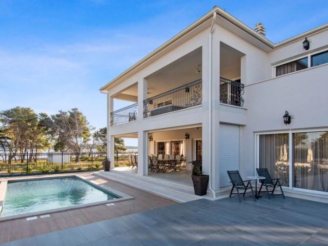 Splendide villa située en bord de mer à Vodice