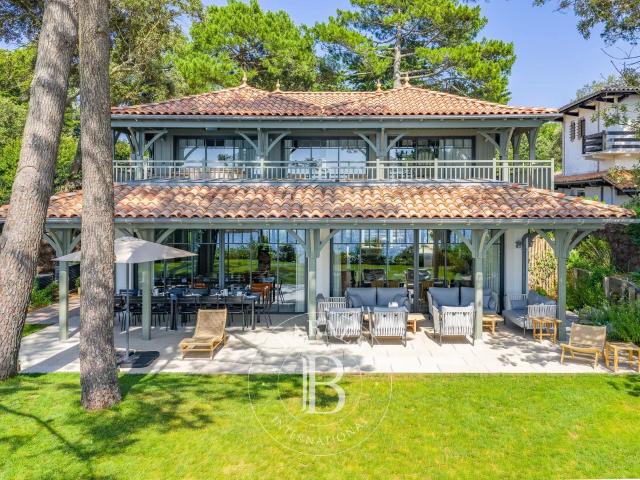 SPLENDIDE VILLA SITUÉE EN PREMIÈRE LIGNE AU PYLA SUR MER