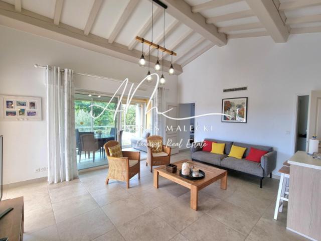 SPLENDIDE VILLA SUR LE TOIT DANS UNE RESIDENCE BOURGEOISE PR