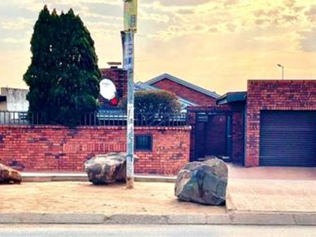 spqacious 3 bedroom house available.