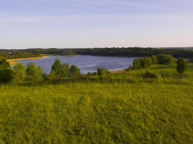 sprzedam dużą działkę nad jeziorem Mazury