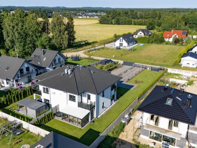 Sprzedam elegancki bliźniak 166 m² z ogrodem i tarasem