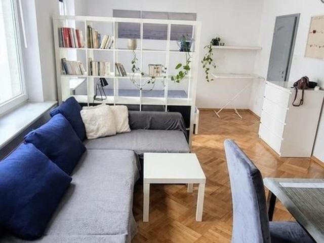 Sprzedam komfortowe 30,6 m² w centrum Warszawy z miejscem parkingowym