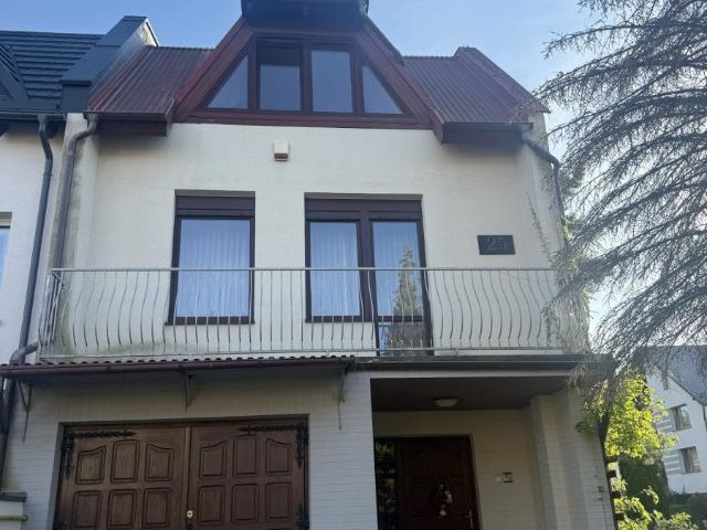 Sprzedam przestronny dom 266 m² z niezależnym przyziemiem w Żukowie