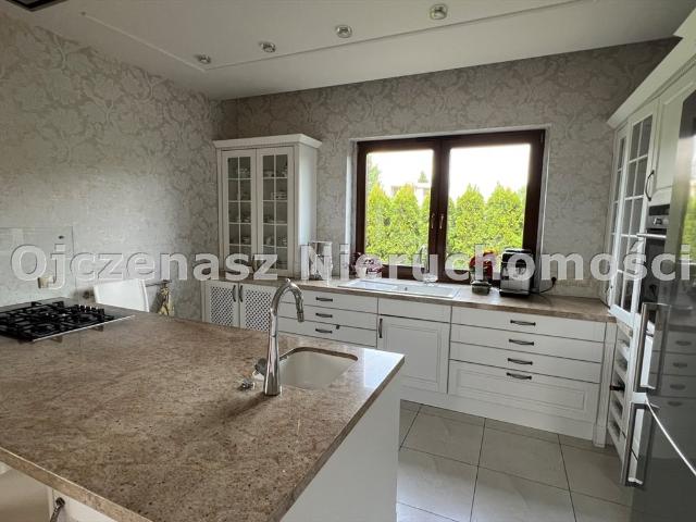 Sprzedam przestronny dom 360 m² z kominkiem i garażem w Niemczu