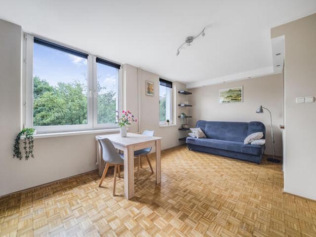 Sprawdź&gt &gt  Jasna, cicha kawalerka 27 m² przy metrze