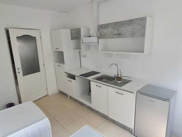 Spre inchiriere apartament cu doua camere, la casa in curte proprie
