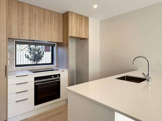 SPREYDON TWO BEDROOM TOWNHOUSE, TWO BATHROOMS, THREE HEAT PUMPS, OFF STREET CARPARK