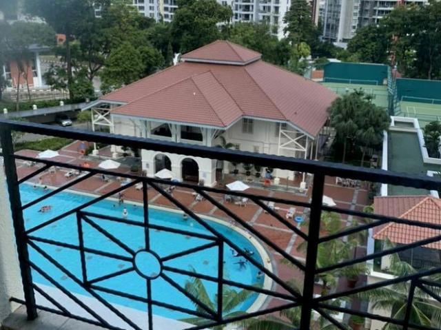 Spring Grove D10, Condominium