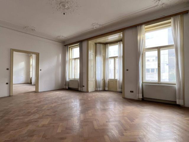 #SQ SANIERUNGSBEDÜRFTIGE 2 ZIMMER STILALTBAU MARIAHILFERSTRAßE / TOP 14
