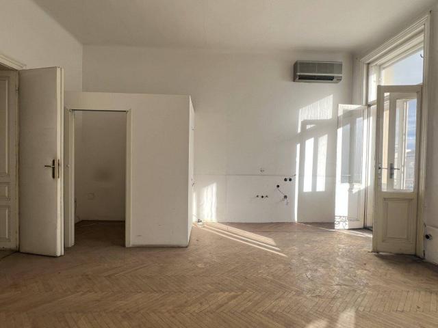#SQ SANIERUNGSBEDÜRFTIGER STILALTBAU MIT BALKON MARIAHILFERSTRAßE / TOP 23