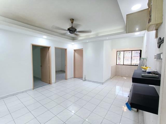Sri Cempaka Apartment Bandar Puchong Jaya New Painted Low Floor Reno