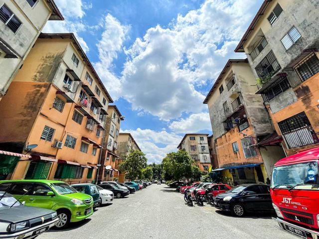 Sri Indah Flat 1st Floor Full Loan Near MRT Station Putra Permai