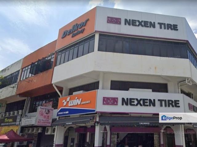 Sri Petaling ground floor corner shop lot facing main road for rent