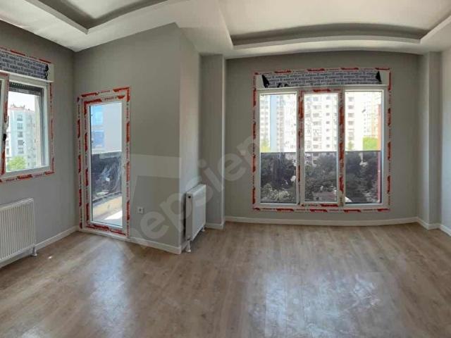 SRL DEN ERENKÖY MİNÜBÜS YOLUNDA 75M2 NET ARA KAT 2+1