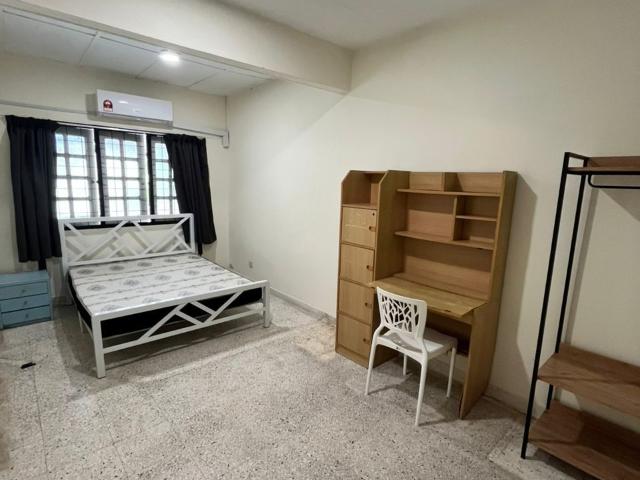 SS14 SUBANG JAYA COUPLE SPACIOUS MIDDLE ROOM FOR RENTWalking Distance To SS18 LRT STATION