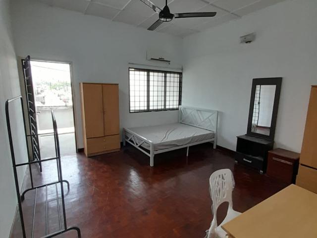 SS2 cheapest MASTER ROOM WITH PRIVATE BATHROOM & Balcony very near to SS2 center