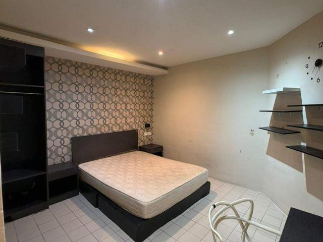 SWING AND PILLOW CO LIVING Q INN HOTEL MASTER ROOM WITH PRIVATE BATHROOM FOR RENTNEARBY SUNWAY PYRAMID, BRT MENTARI