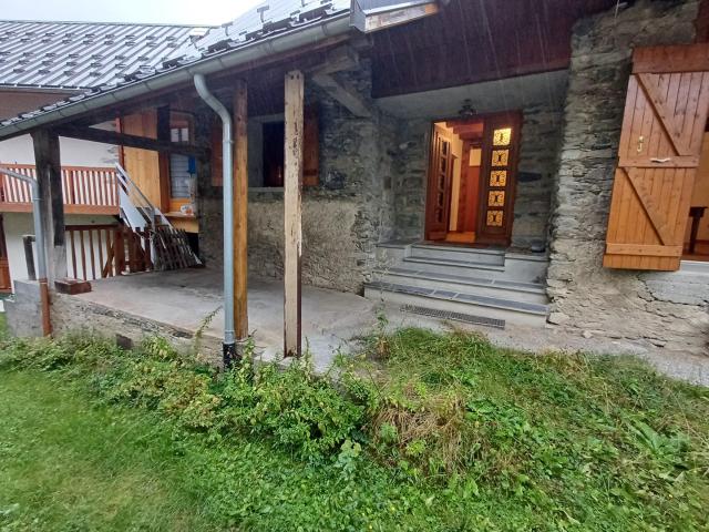 ST ALBAN DES VILLARDS: Grande maison de village partiellement aménager 128 m2. Beau potentiel + grand terrain