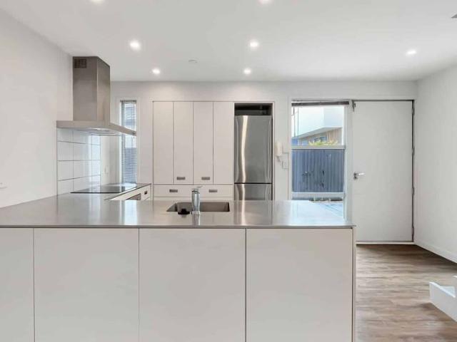 ST ALBANS THREE BEDROOM TOWNHOUSE, DOUBLE GARAGE