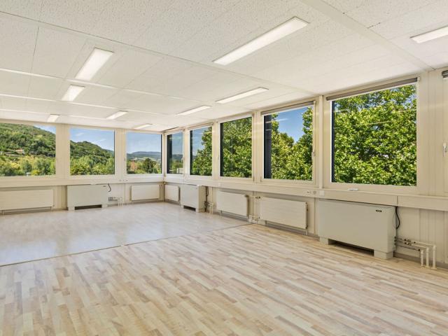 St Blaise, Gewerbefläche von 186 m² mit Parkplätzen