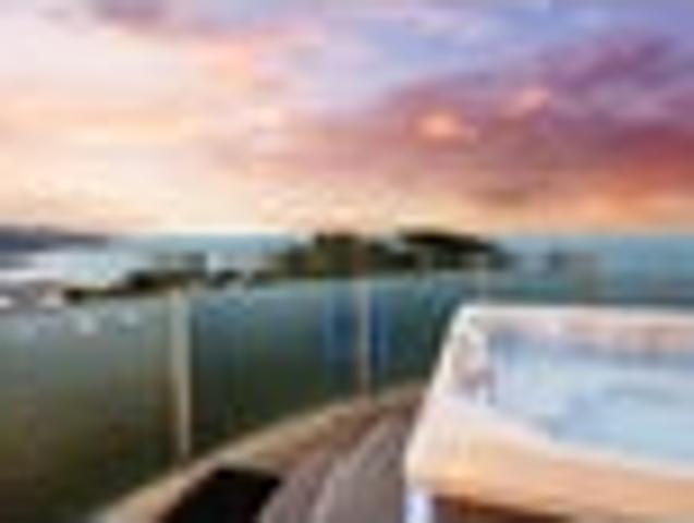 St Clair retreat on golf course fringe