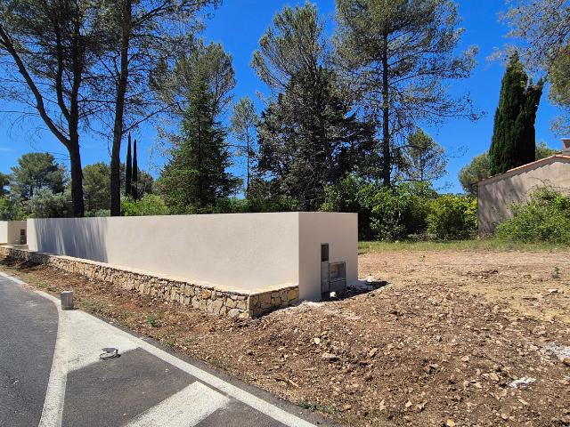 ST CLEMENT DE RIVIERE MAGNIFIQUE TERRAIN A BATIR DE 1023 AVEC CONSTRUCTION EXISTANTE
