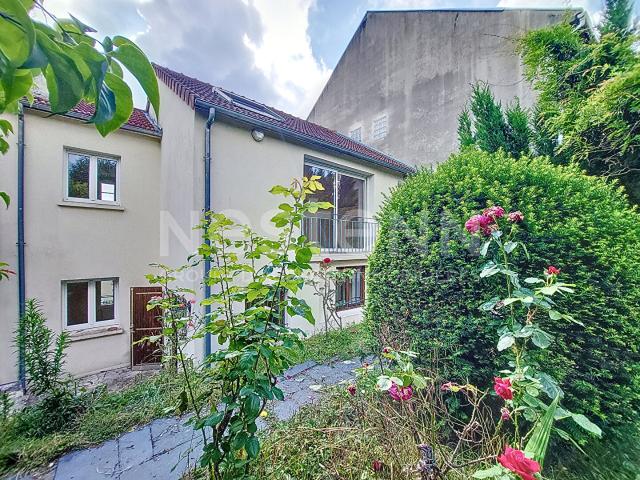 ST CYR L'ECOLE centre ville: Maison à louer de 131 m² avec jardin et garage