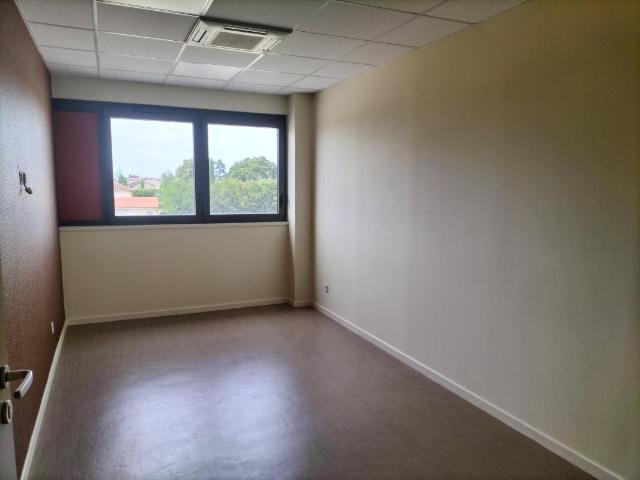 ST DENIS LES BOURG Les Cadalles BUREAU