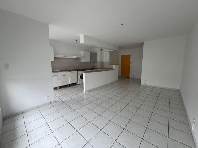 ST ETIENNE CENTRE 2 F2 DE 53 M2 AVEC BALCON ET CAVE BON ETAT