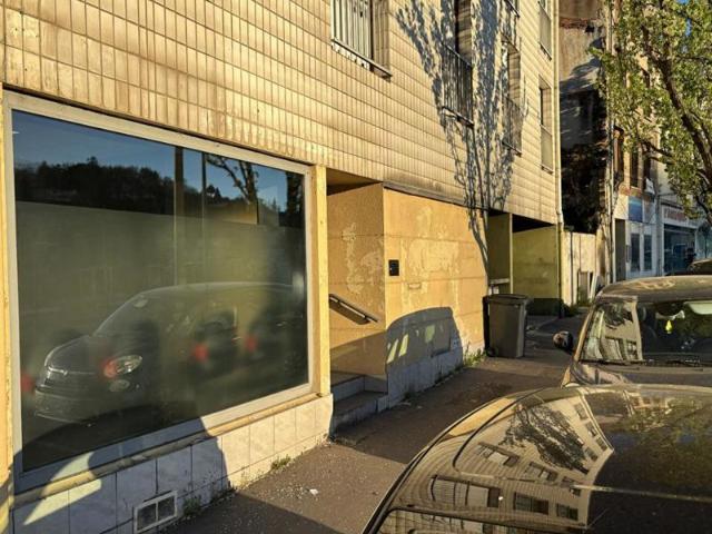 ST ETIENNE Terrenoire. Local commercial ou professionnel au rez de chaussée d'un immeuble de 1984. 89m²