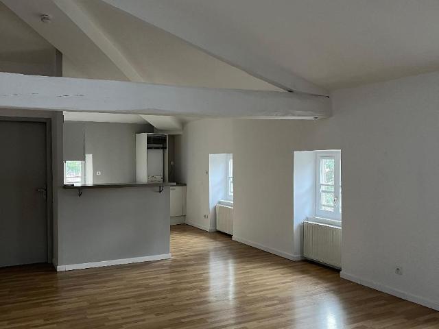 ST GALMIER DANS PETIT IMMEUBLE BIEN ENTRETENU AVEC VUE SUR LE.