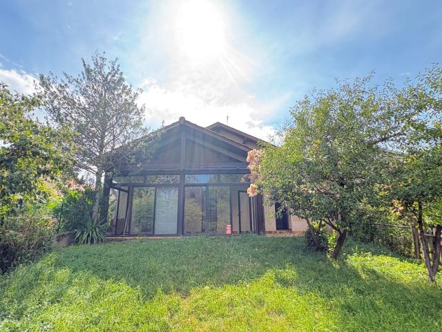 St Genis centre calme charmante maison 130 m2/2 ch+bureau jardin 242 m2 école commerces.