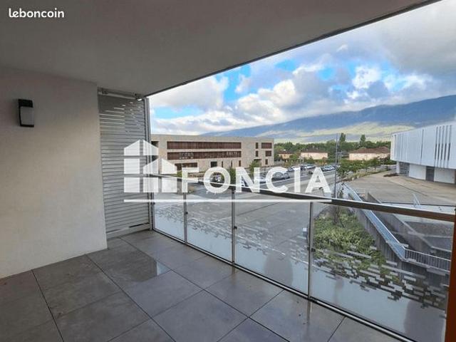 St Genis Pouilly. Appartement de type 3 de 70 m2 avec terrasse et 2 places de parking en sous sol privatif