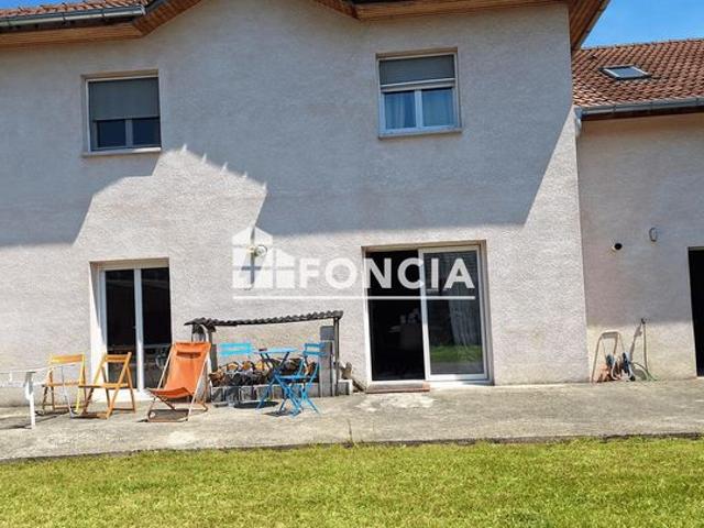 St Genis Pouilly Dans un environnement calme, au fond d’un lotissement, découvrez cette belle maison familiale de 144 m² édifiée sur un terrain de 419