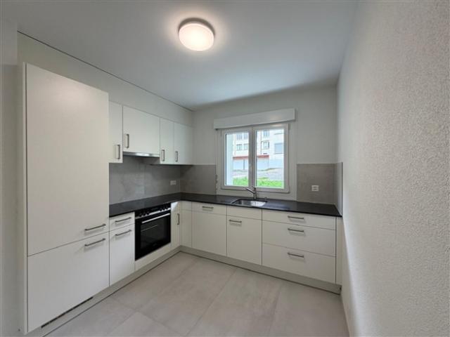 St Imier, prächtige 2 Zimmer Wohnung im ersten Stock, komplett renoviert mit Balkon